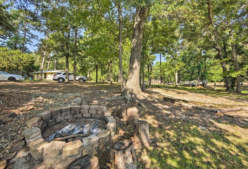 Quiet Home On Lake Hawkins W/ Kayaks + Dock!