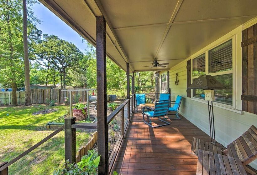 Quiet Home On Lake Hawkins W/ Kayaks + Dock!