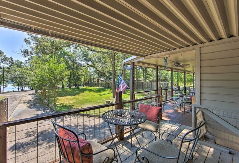 Quiet Home On Lake Hawkins W/ Kayaks + Dock!