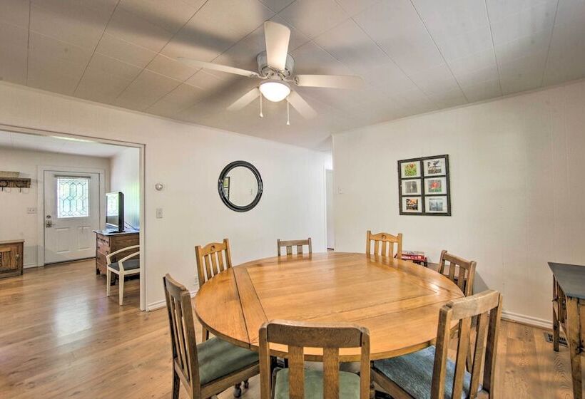 Quiet Home On Lake Hawkins W/ Kayaks + Dock!