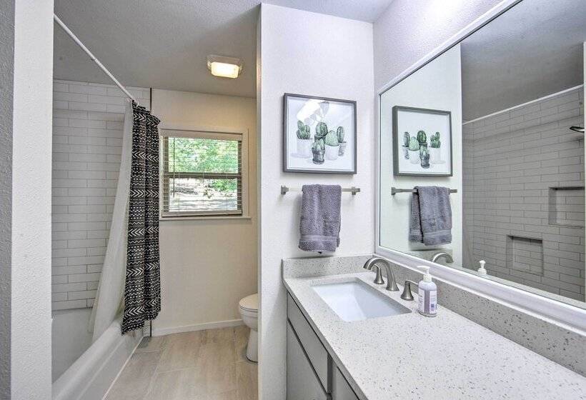 Quiet Home On Lake Hawkins W/ Kayaks + Dock!