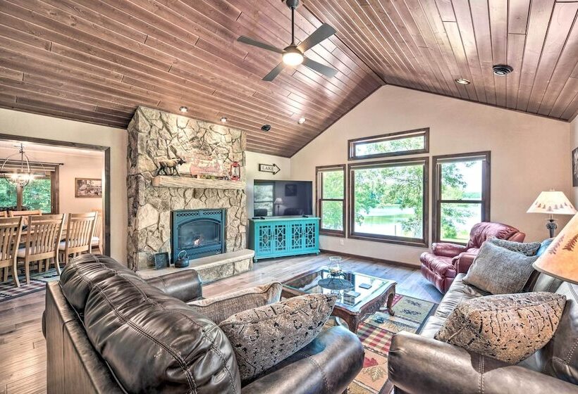 Quiet Lakeside Cabin: Patio & Stunning Views!