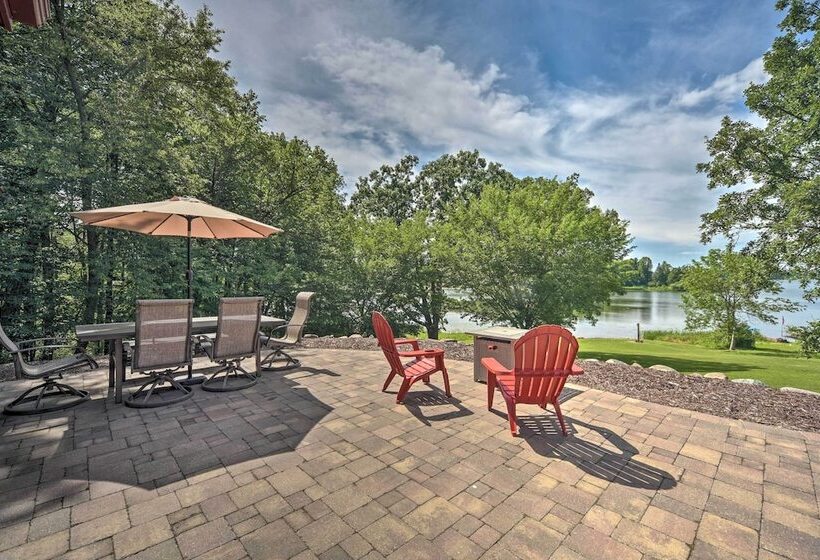 Quiet Lakeside Cabin: Patio & Stunning Views!