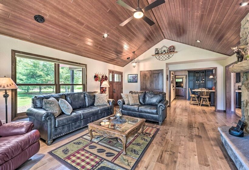 Quiet Lakeside Cabin: Patio & Stunning Views!