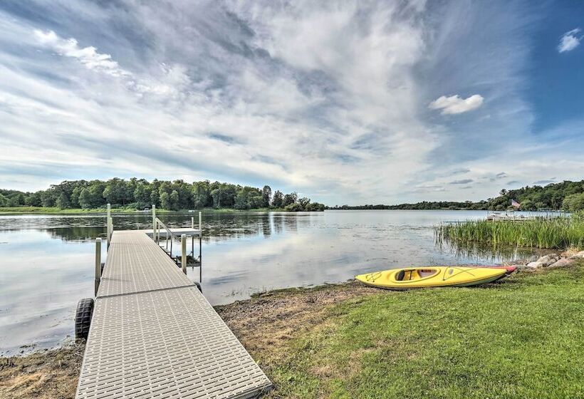 Quiet Lakeside Cabin: Patio & Stunning Views!