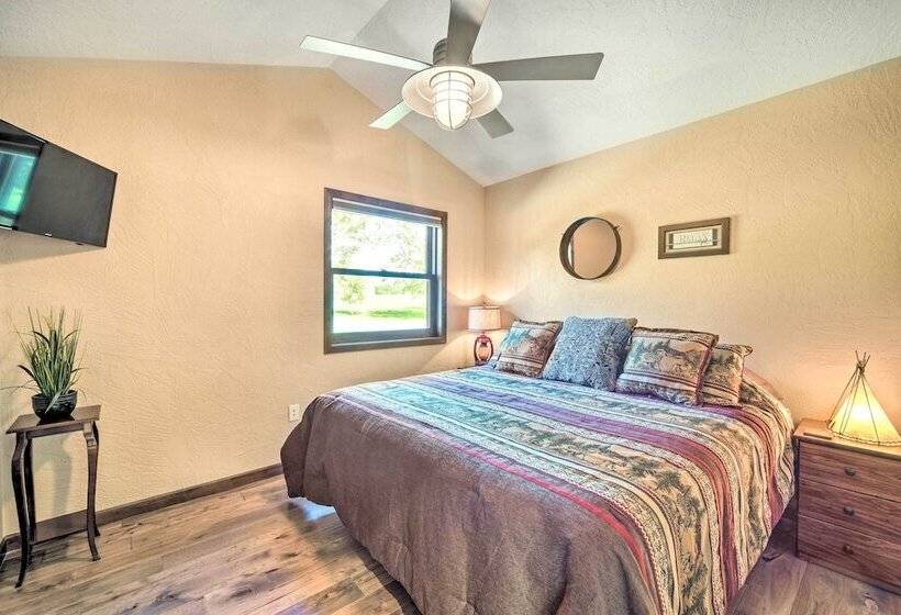 Quiet Lakeside Cabin: Patio & Stunning Views!