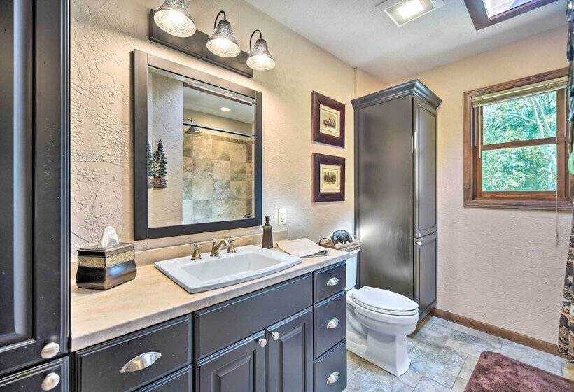 Quiet Lakeside Cabin: Patio & Stunning Views!