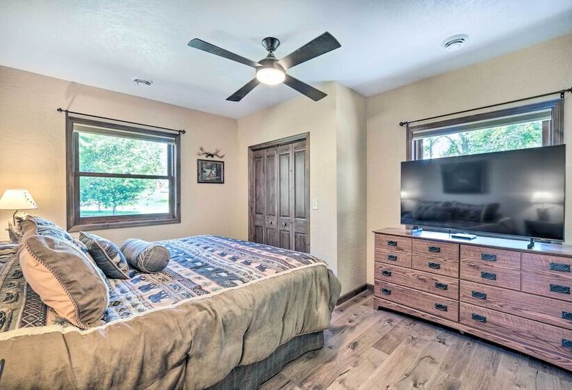 Quiet Lakeside Cabin: Patio & Stunning Views!