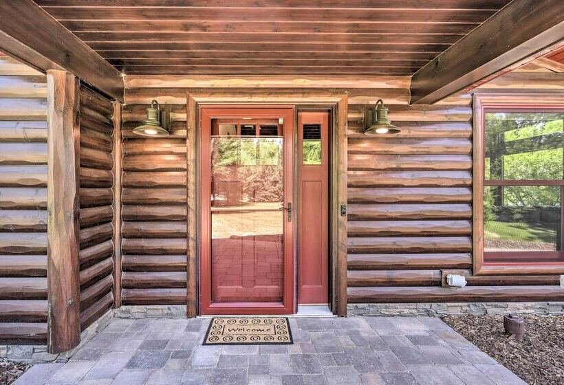 Quiet Lakeside Cabin: Patio & Stunning Views!