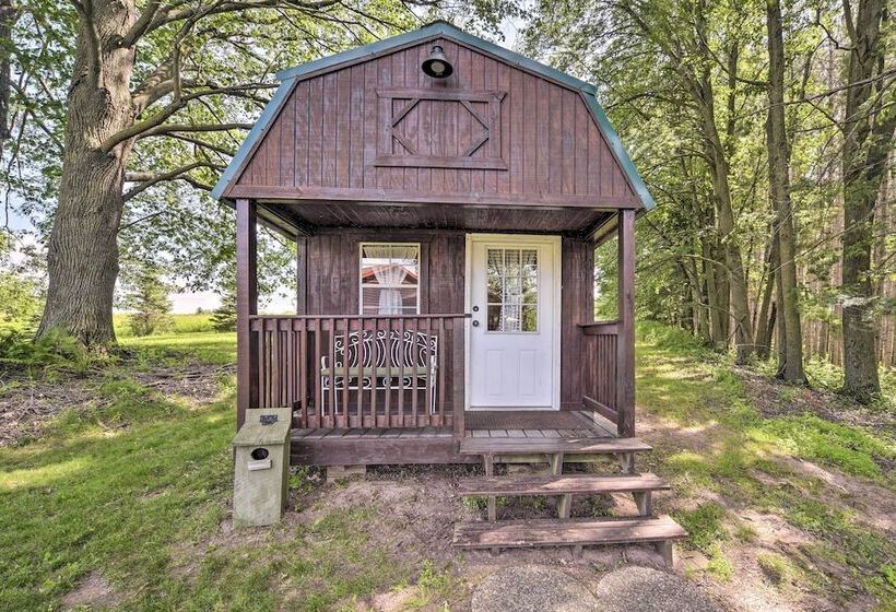 Quiet Lakeside Cabin: Patio & Stunning Views!