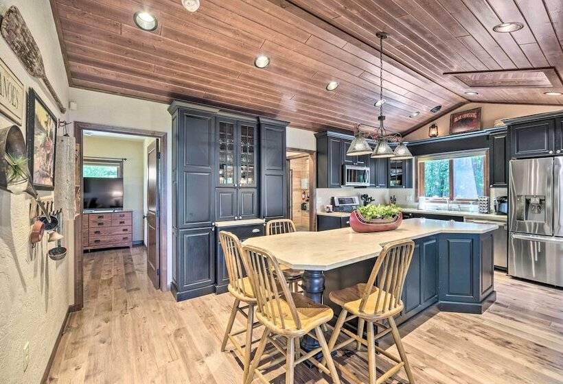 Quiet Lakeside Cabin: Patio & Stunning Views!