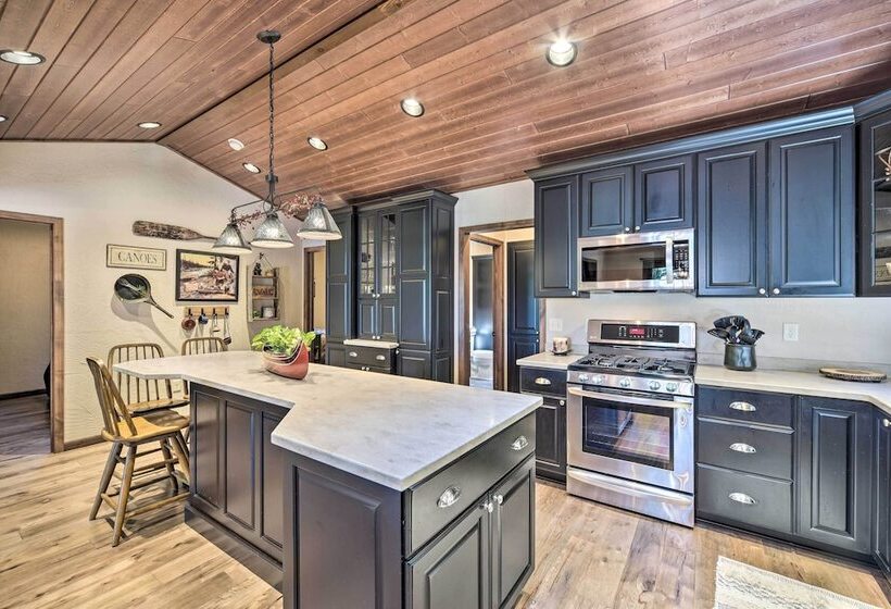 Quiet Lakeside Cabin: Patio & Stunning Views!