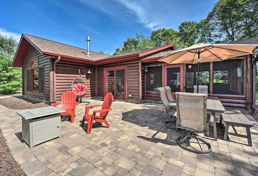 Quiet Lakeside Cabin: Patio & Stunning Views!