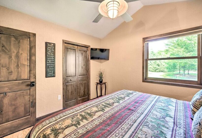 Quiet Lakeside Cabin: Patio & Stunning Views!