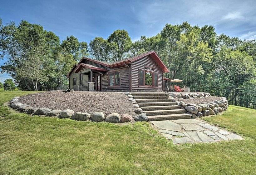 Quiet Lakeside Cabin: Patio & Stunning Views!