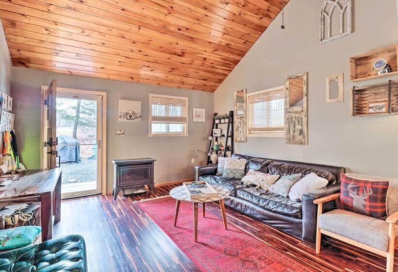 Pocono Home W/ Fire Pit: 1 Mi To State Forest!