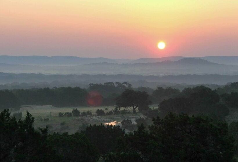Quiet Utopia Cabin W/ Deck & Mountain Views!