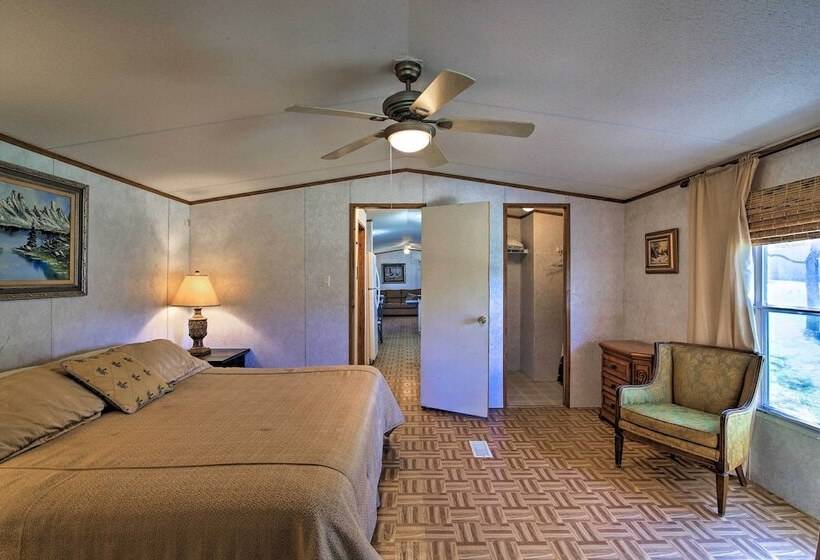 Quiet Utopia Cabin W/ Deck & Mountain Views!