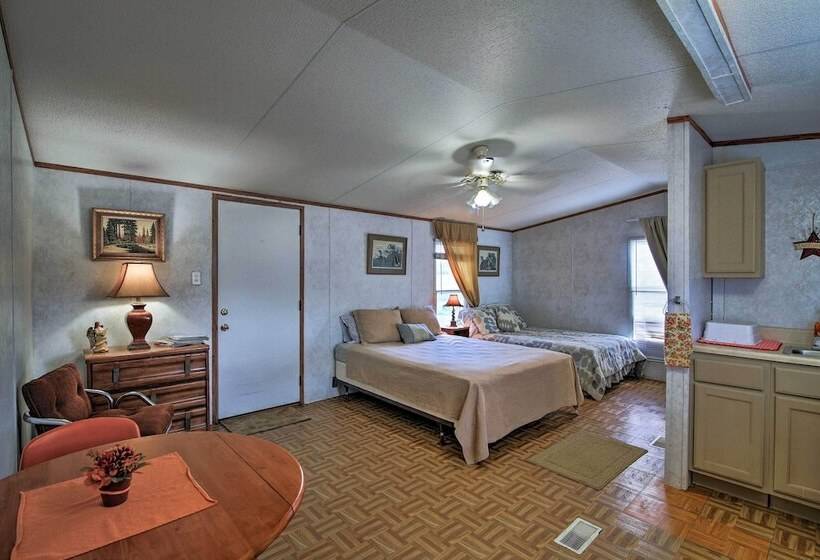 Quiet Utopia Cabin W/ Deck & Mountain Views!