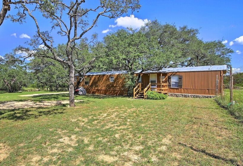Quiet Utopia Cabin W/ Deck & Mountain Views!