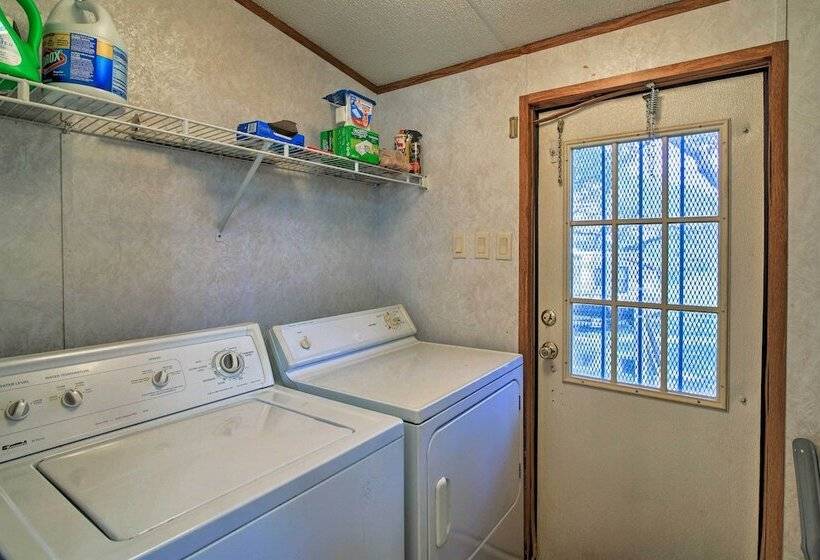 Quiet Utopia Cabin W/ Deck & Mountain Views!