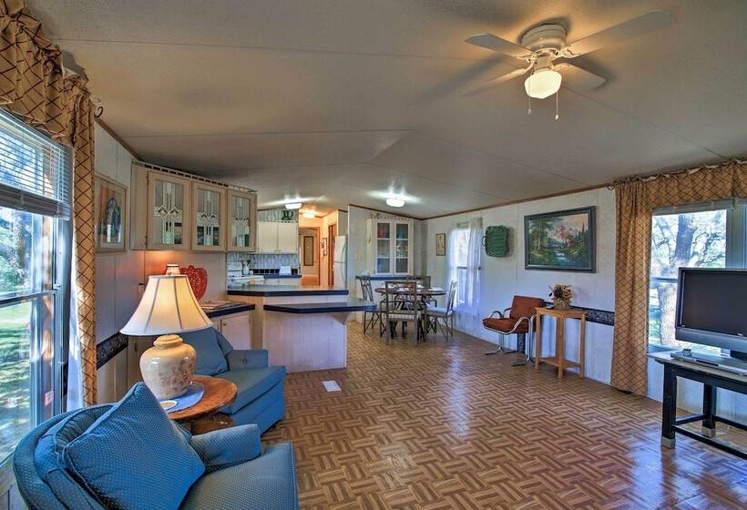 Quiet Utopia Cabin W/ Deck & Mountain Views!