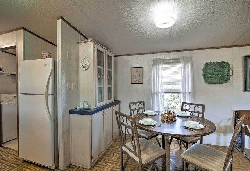 Quiet Utopia Cabin W/ Deck & Mountain Views!