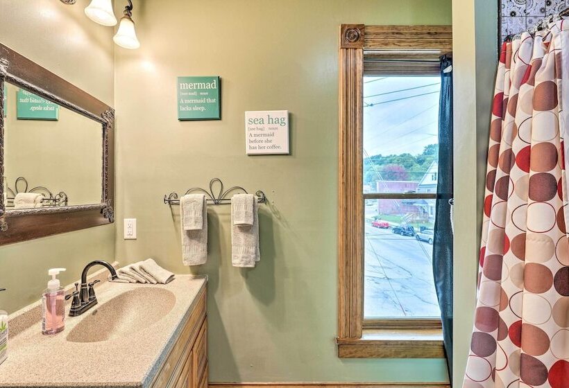 < 1 Mi To Downtown: Historic Dubuque Gem!