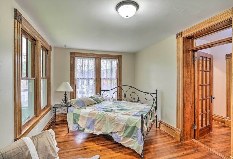 < 1 Mi To Downtown: Historic Dubuque Gem!