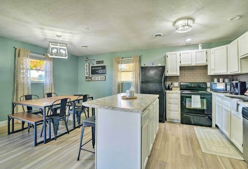 Relaxing Russell Springs Retreat W/ Fire Pit!