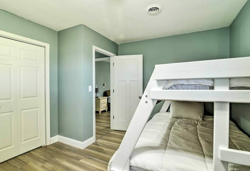 Relaxing Russell Springs Retreat W/ Fire Pit!