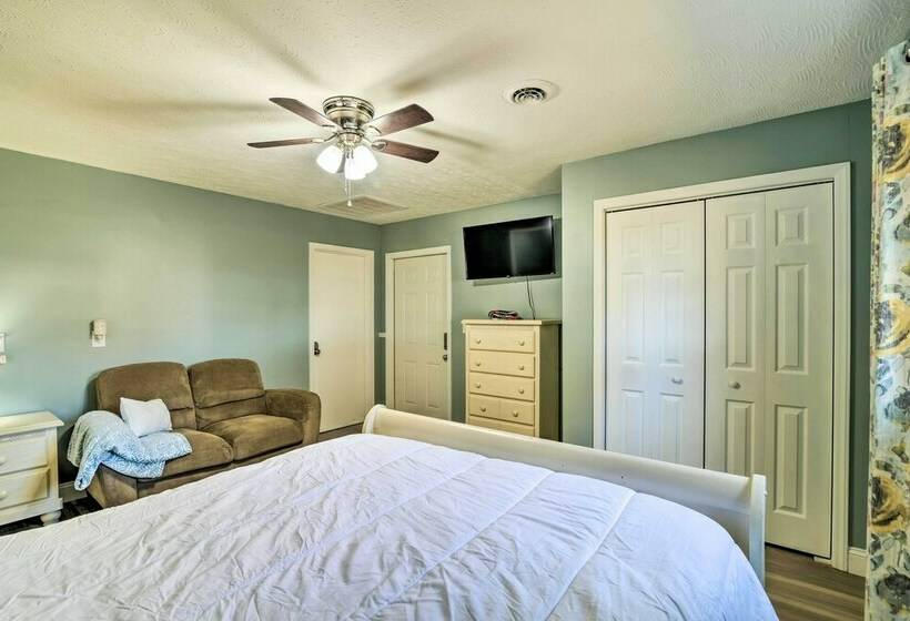 Relaxing Russell Springs Retreat W/ Fire Pit!