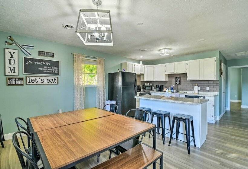 Relaxing Russell Springs Retreat W/ Fire Pit!