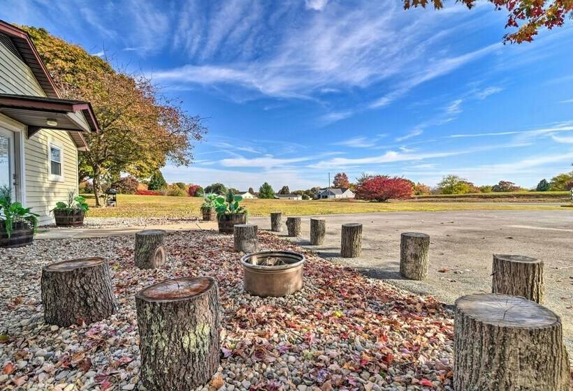 Relaxing Russell Springs Retreat W/ Fire Pit!