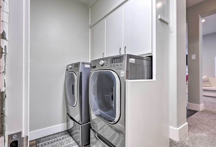 Remodeled Home W/ Spa & Deck: Walk To Dillon Beach