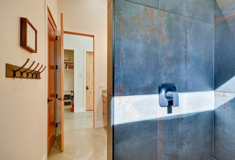 Rock Creek Retreat: Creekside Cabin Near Red Lodge