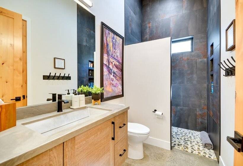 Rock Creek Retreat: Creekside Cabin Near Red Lodge