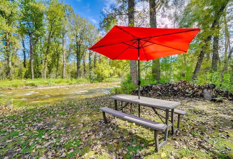 Rock Creek Retreat: Creekside Cabin Near Red Lodge