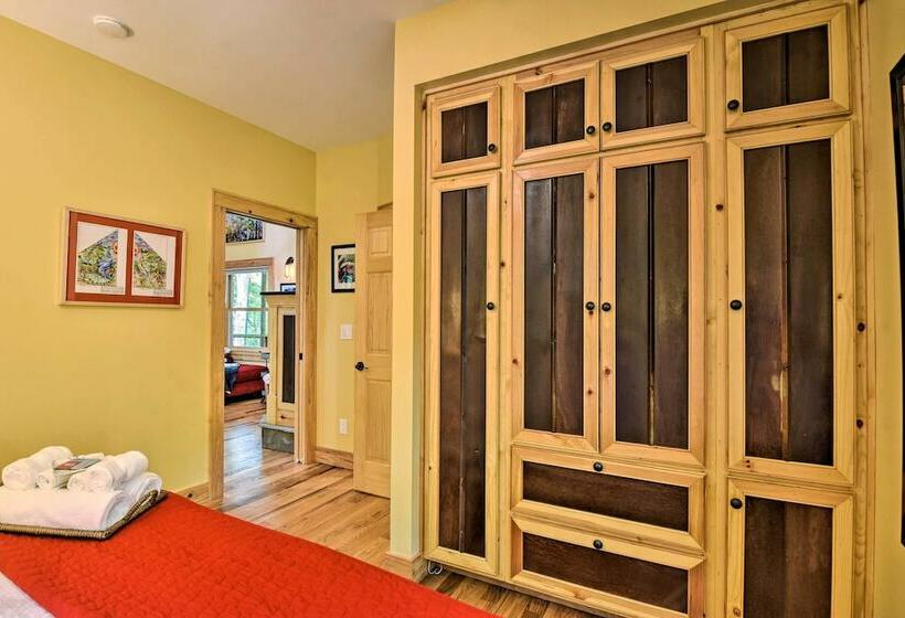 Romantic Asheville Area Cabin W/ Deck & Hot Tub!