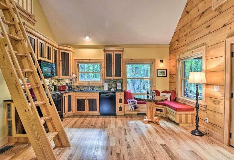 Romantic Asheville Area Cabin W/ Deck & Hot Tub!