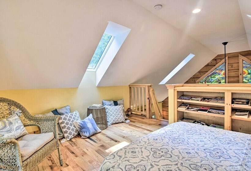 Romantic Asheville Area Cabin W/ Deck & Hot Tub!