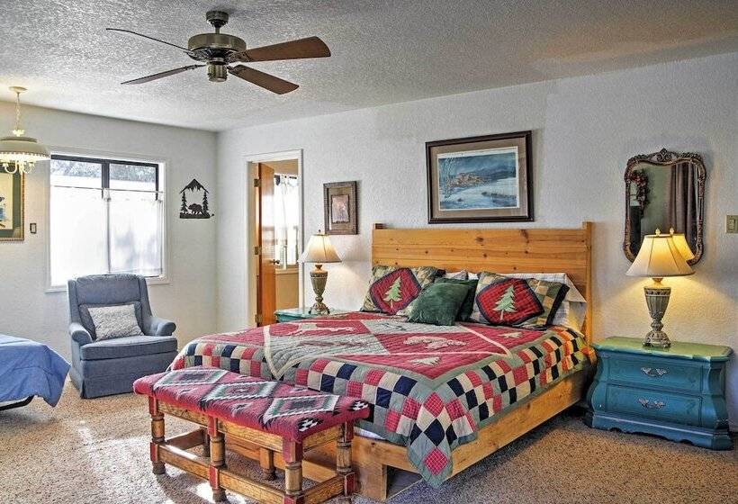 Rustic Alto Cabin W/ Hot Tub, Deck & Fireplace!