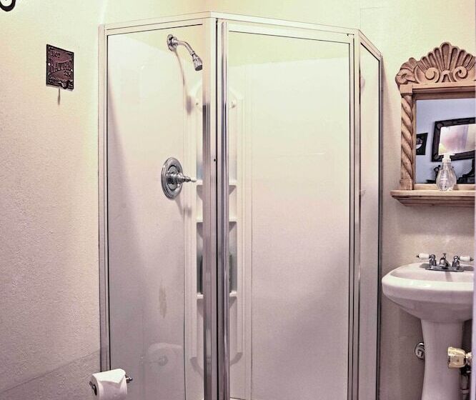 Rustic Alto Cabin W/ Hot Tub, Deck & Fireplace!