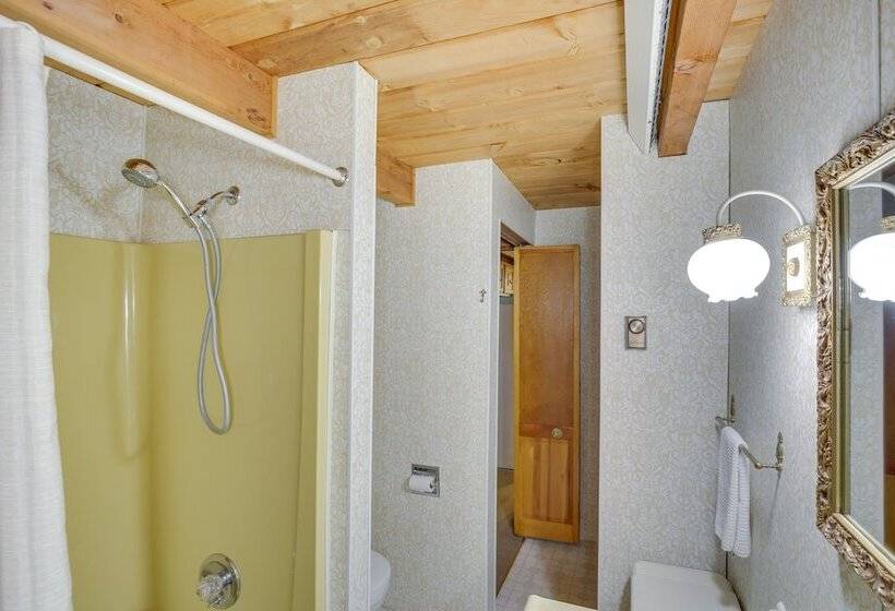 Rustic, Cozy Cabin W/ Easy Ski And Beach Access!