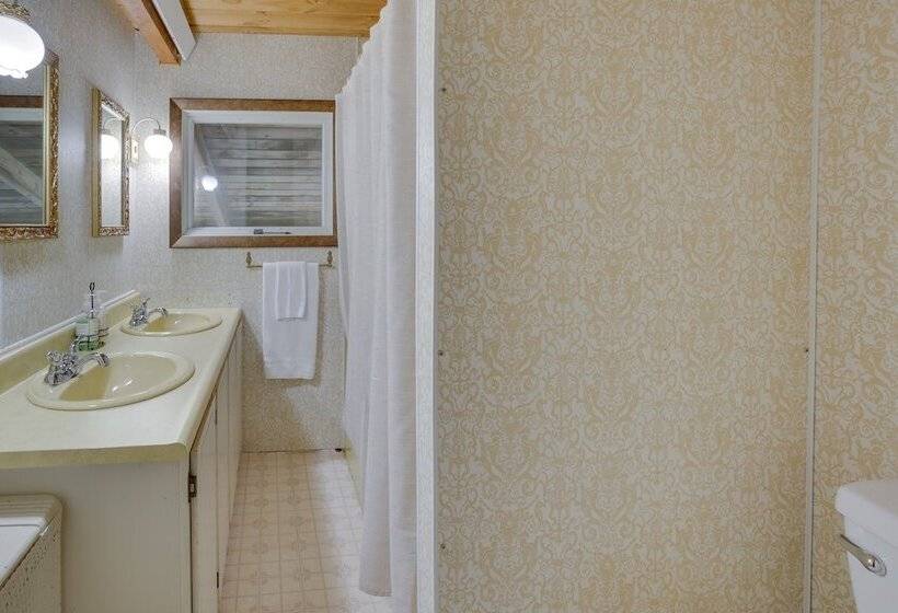 Rustic, Cozy Cabin W/ Easy Ski And Beach Access!