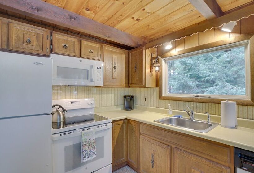 Rustic, Cozy Cabin W/ Easy Ski And Beach Access!