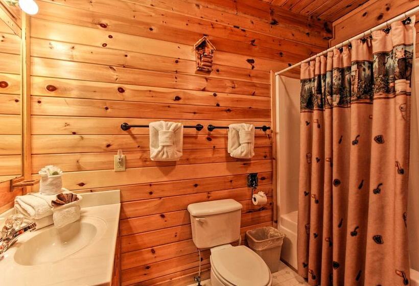 Rustic Sevierville Cabin W/ Covered Porch!