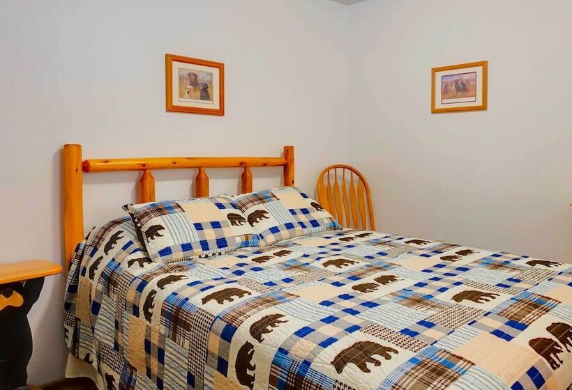 Rustic Wooded Retreat W/ Fire Pit, Near Trails!