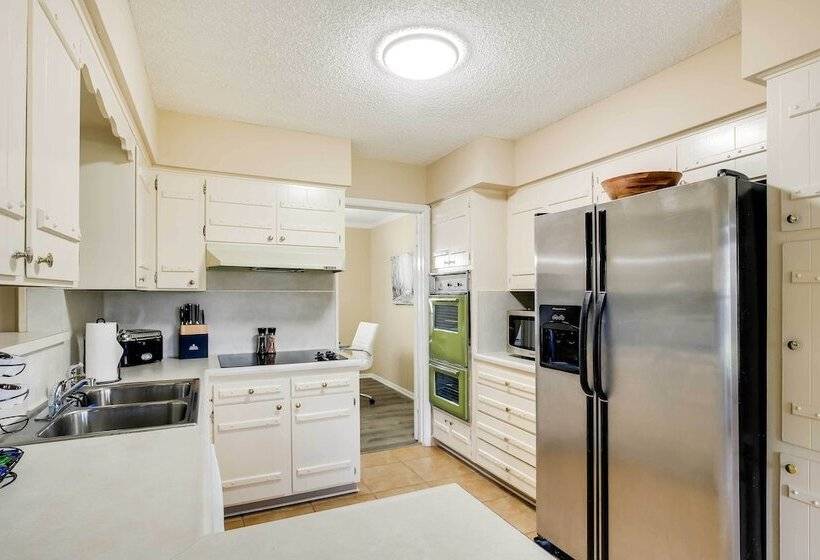 San Antonio Home: Near Nature, Parks & Trails