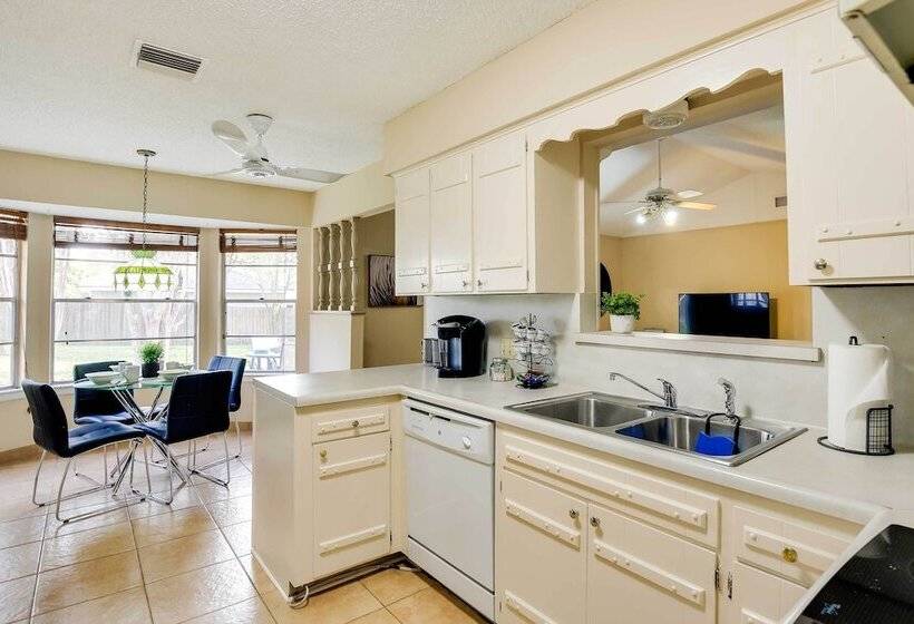 San Antonio Home: Near Nature, Parks & Trails